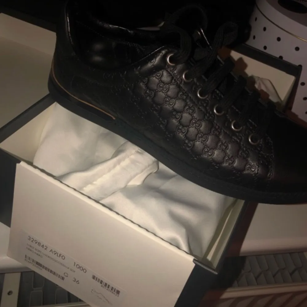 Gucci sneakers  Helt nye, med kasse og dustbags!  Nypris 5500kr. Skor.