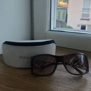  - ÄKTA yves st laurent solglasögon, köpta för högt pris men har inte fått dem sålt så har dragit ner på det rejält.