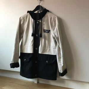  - Jacka från Vans. Använd ett få antal gånger. Frakt ingår i priset 🌞  Obs! Priset är förhandlingsbart!