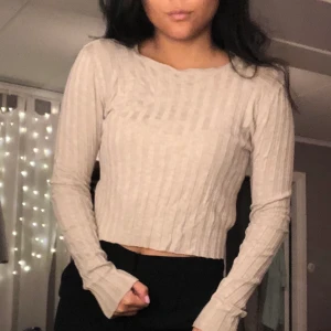 Tröja Bershka - Skit snygg ribbad tröja från Bershka. Den är nude färgad och croppad i stl M men skulle säga XS-M beroende på hur man vill att den ska sitta. Långa ärmar som gör att det blir mysigt!