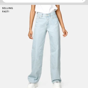 Säljer dessa populära jeans - Från junkyard. Storlek 25, motsvarar xs/s. Dm för fler bilder😊 betalning sker genom swish