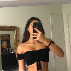 söt topp - Super söt bandoutopp från urban outfitters, väldigt mjukt och stretchigt material. ribbat tyg. Säljer då den tyvärr inte kommit till användning. 