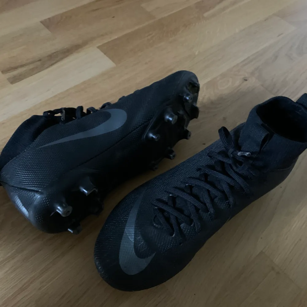 Svarta Nike fotbollsskor med strumpa, använda två gånger och säljs nu pga av att jag slutat köra (Dam skor). Skor.
