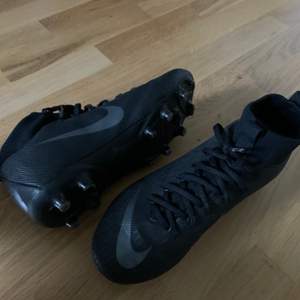 Svarta Nike fotbollsskor med strumpa, använda två gånger och säljs nu pga av att jag slutat köra (Dam skor)