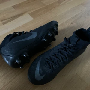 Fotbolls skor  - Svarta Nike fotbollsskor med strumpa, använda två gånger och säljs nu pga av att jag slutat köra (Dam skor)
