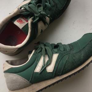Gröna sneakers från New Balance. Storlek 37,5.Lite slitna inuti, se bild.  50 kr plus porto. 💚