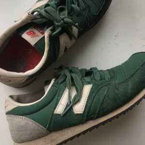 1990s NEW BALANCE SNEAKERS 💚 - Gröna sneakers från New Balance. Storlek 37,5.Lite slitna inuti, se bild.  50 kr plus porto. 💚