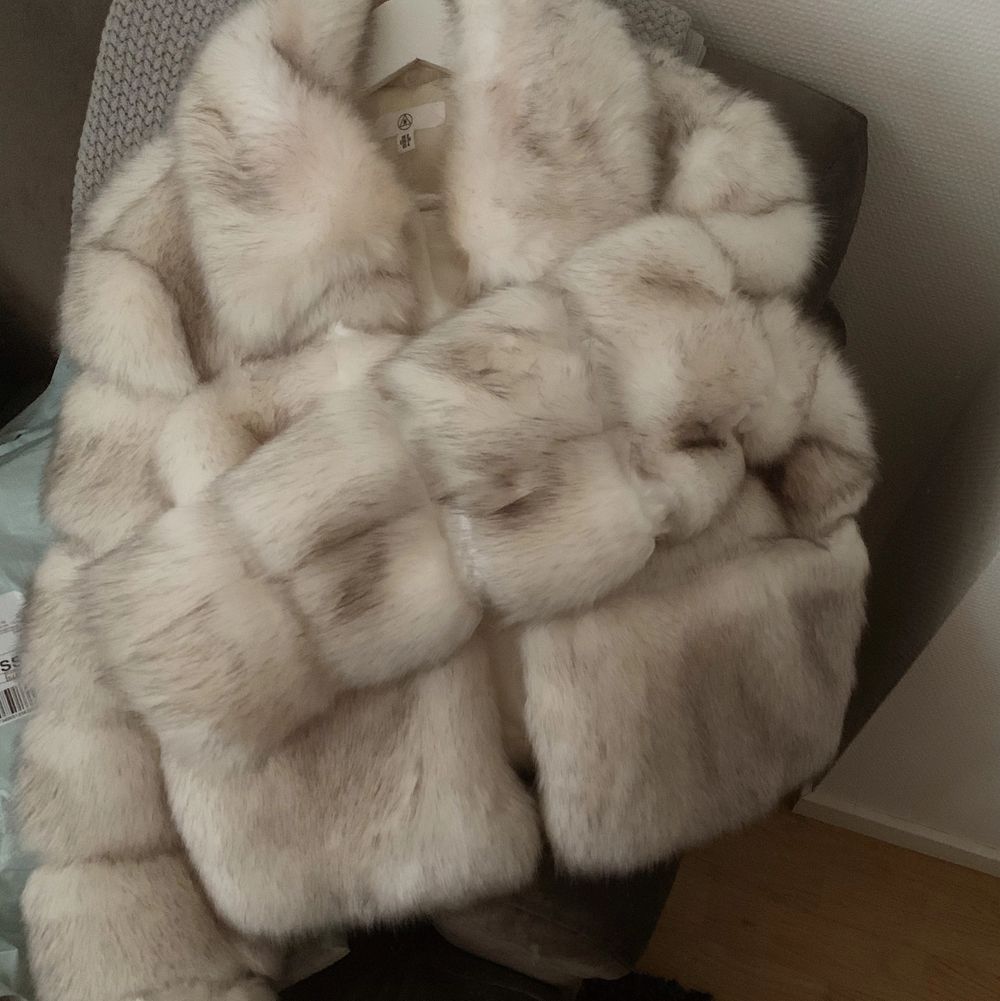 En vit faux fur med lite inslag av grått. Använd en kväll, så i väldigt gott skick. Tycker den är så snygg men har inga tillfällen att använda den då jag pluggar och inte gör så extravaganta saker längre haha. Köpt för 1200:- på Missguided.. Jackor.