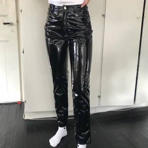 Lackbyxor Nelly.com - Svarta raka lackbyxor i storlek small från Nelly.com (jag är 178cm). Aldrig använda och säljer därför på grund av att dem endast hänger i garderoben. Frakt tillkommer 66kr.