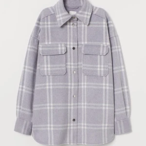 Skjortjacka - Säljer min helt oanvändna höstjacka från HM, köptes för 400kr säljer för 200kr. Storleken är XS men den är oversized 💓💓 för mer frågor eller bilder kontakta privat