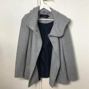 Grå kappa - Säljer denna gråa kappa köpt på cassels (vero moda) i storlek S. Köpt för ca 600kr. Köparen står för frakt💞 (tar emot bud)