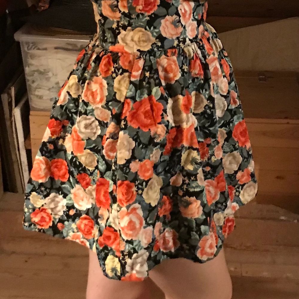 Snygg högmidjad kjol i storlek 36. med en bra passform. Kjolen är från H&M köpt för många år sedan med endast använd ett fåtal gånger, så den är i väldigt bra skick.  Frakt tillkommer . Kjolar.