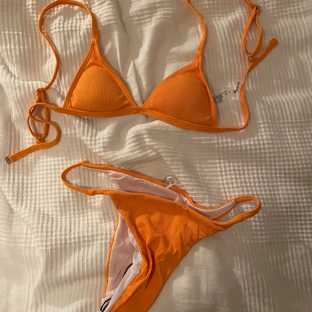 super snygg orange bikini från SHEIN i storlek XS. För liten för mig och har endast prövat överdelen. . Övrigt.