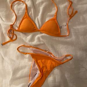 super snygg orange bikini från SHEIN i storlek XS. För liten för mig och har endast prövat överdelen. 