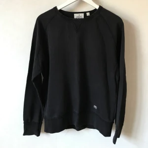 Svart sweatshirt, M, Cheap Monday - Snygg svart tjocktröjan från Cheap Monday i storlek M för män. Mjuk och skön med snygga detaljer runt linningarna. 100% bomull  Kan mötas runt Stockholm/Södermalm eller skicka mot fraktkostnad! ✨🌸✨