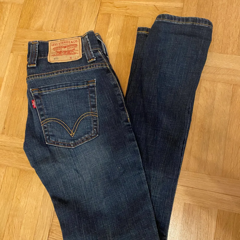 Knappt använda jeans från Levi’s. Mycket bra skick. . Jeans & Byxor.