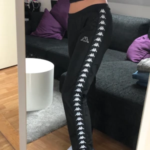 Kappabyxor!! - Superfina nästan oanvända kappabyxor. Lågmidjade och storlek medium men ganska små. Ca 24. 💜 Nypris 800kr
