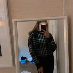 Rutig stickad tröja - En superfin rutig tjocktröja som jag inte använder längre. Vet tyvärr inte vart den kommer ifrån men den är i storlek S!❤️
