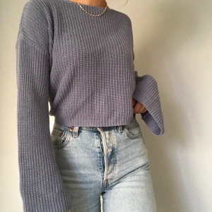 Nakd stickad tröja - Stickad tröja i gråblått med vida ärmar från nakd. Köpt för 300kr💕 pris: 40kr+frakt (obs, liten slitning på kragen där uppe, inget som syns mycket dock)