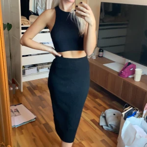 Svart stickad kjol, använd 1 gång - I nyskick, ribbad, supermjuk och stretchigt material 🌹 50 kr frakt