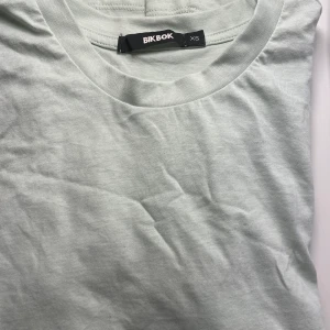 T-shirt  - T-shirt från bikbok. Aldrig använd. Jätte fin grön färg. Älskar men används inte ❤️