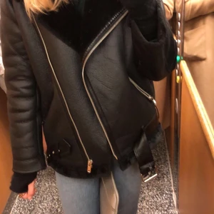Aviator jacka - Aviator jacka från NAKD. Som nyskick. Dock saknas bältet.  Storlek 38. Nypris är 999 kr. Startpris 600 kr. Buda! 