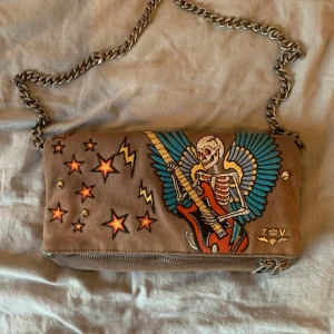 Zadig & Voltaire väska - Zadig väska nypris 3200kr säljer för 1000kr. Saknar den längre kedjan och tyget är något blekt (bild 2), men det är inget som syns när väskan är stängd! 