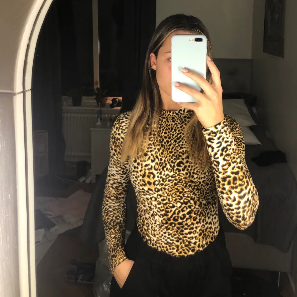 Tajt tröja i leopard-mönster. Bekväm och stretchig i materialet 🌸. Tröjor & Koftor.