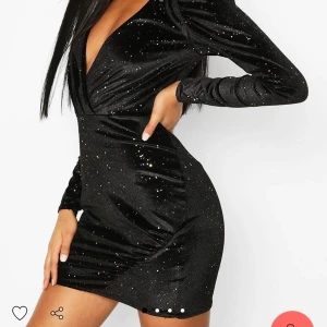 Klänning  - En väldigt fin klänning i från Boohoo, aldrig använt endast testad.  Prislappen sitter kvar. Storlek 36. Säljer då den var lite för kort på mig (enligt mitt tycke). Superfin till nyår skulle jag säga! 150 + frakt! 