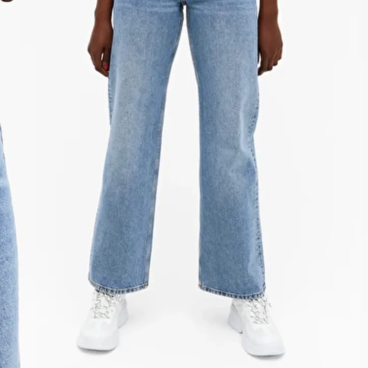 Ljusblåa jeans från monki i modellen YOKO, vilket är en ganska straight fit. Använt dem en del, men är inte utslitna, ändå bra kvalla. Jag som är 174 tycker de blir lite korta, ifall man vill ha en fit som går över skorna. Köparen står för frakt!✨. Jeans & Byxor.