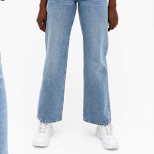 Ljusblåa jeans från monki i modellen YOKO, vilket är en ganska straight fit. Använt dem en del, men är inte utslitna, ändå bra kvalla. Jag som är 174 tycker de blir lite korta, ifall man vill ha en fit som går över skorna. Köparen står för frakt!✨