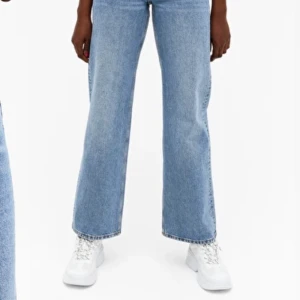 YOKO JEANS - Ljusblåa jeans från monki i modellen YOKO, vilket är en ganska straight fit. Använt dem en del, men är inte utslitna, ändå bra kvalla. Jag som är 174 tycker de blir lite korta, ifall man vill ha en fit som går över skorna. Köparen står för frakt!✨