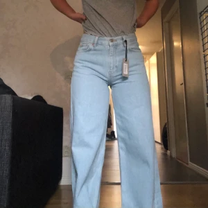 Junkyard jeans - Jag säljer dessa helt nya junkyard jeans i storlek 28 som aldrig är använda, har bara provat dom. Det är inget fel på dom men säljer dom för att jag inte är nöjd över hur de sitter och de är även för långa. Köpte dom för 500kr. Priset kan disskuteras så skriv ett pris till mig från minst 100kr så får vi se i slutändan vad priser blir, då är det såklart den som lagt höst bud som får dom💓💓💓