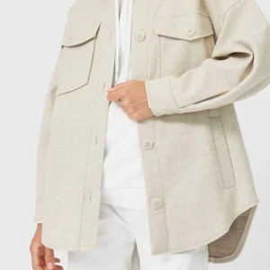 Off white jacket - Perfect condition! Only worn once! Too small for me but sooo cute on! 300 + 100 shipping 💓💓💓