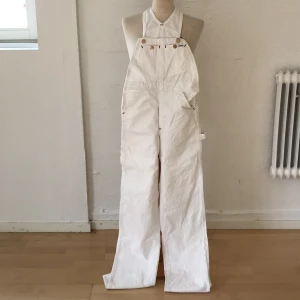 Hängselbyxor  - Vita hängselbyxor som används i en filminspelning. Märke: Lee. Tyvärr saknas lappen med storleken, men vid instresse skickar jag alla mått! 