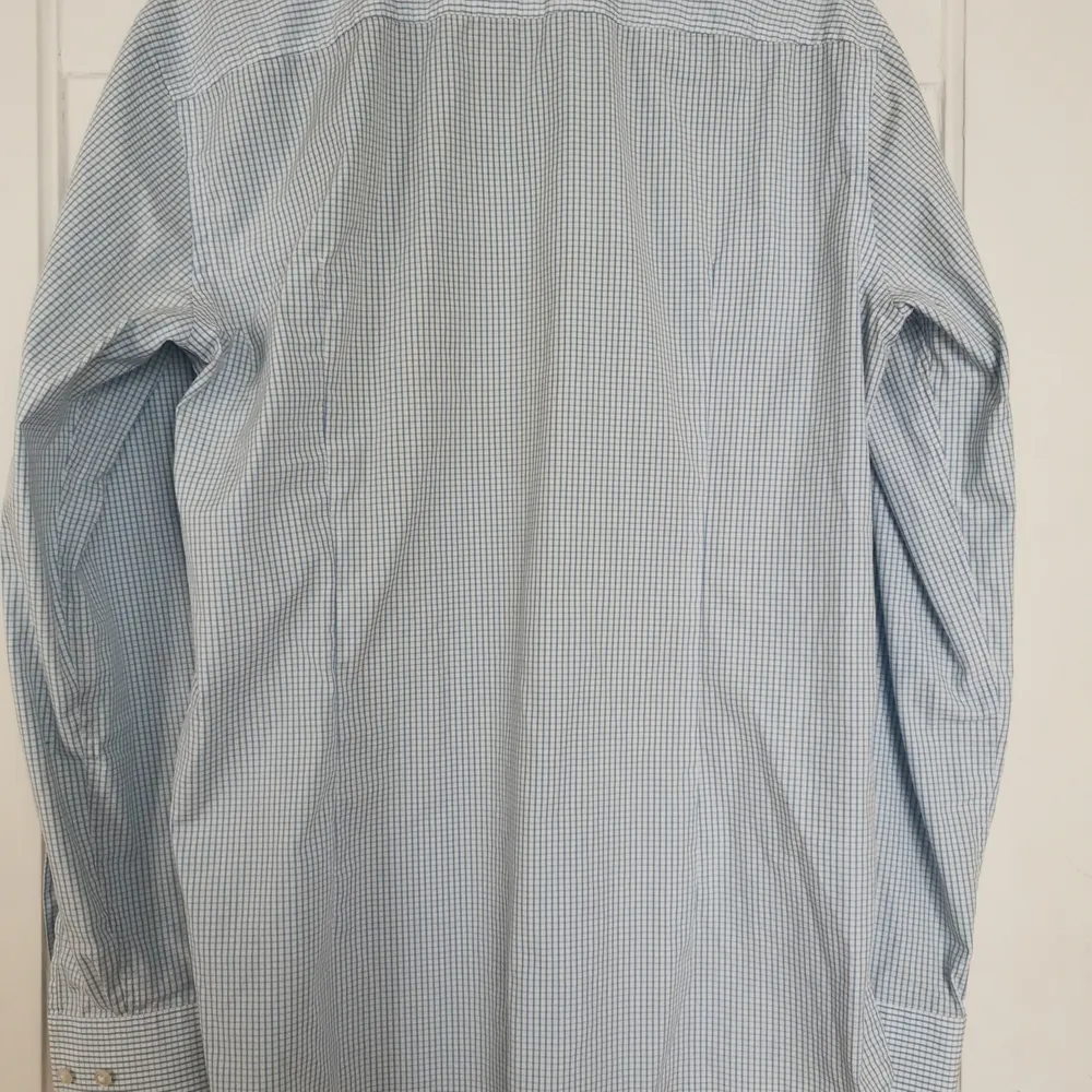 Blå/vit rutig skjorta som är använd endast ett par ggr, så gott som ny. . Skjortor.