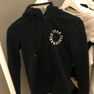 Peak performance zip hoodie - Säljer denna sköna marinblåa zip hoodien från peak eftersom den ej passar längre😊✨