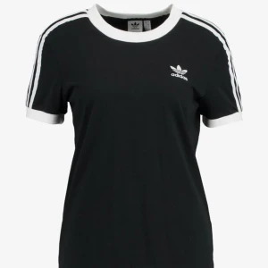 Adidas T-shirt  - T-shirt från adidas. Använt skick men ändå fin i färgen och kvalitet. Nypris 299kr