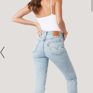 Levis 501 - De kända 501:orna som sitter otroligt fint på. Kommer inte till användning då de inte längre passar, men fortfarande i väldigt bra skick!