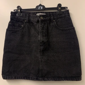 Svart jeanskjol  - Jeanskjol från Pull & Bear. Storlek M🖤 Frakt tillkommer 