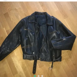 Biker jacket (skinnjacka från 90talet) - Köpt här på Plick, men var helt fel storlek. Den är i stl L, men är en oversized modell. Så snygg och trendig, så om du är har stl M-XL, eller gillar oversize är den perfekt!! Frakt tillkommer. - mamma stlM 168lång bild 2 och 3. (Den första är inte min)