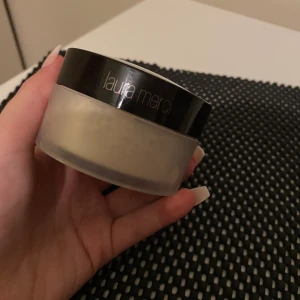 Laura Mercier translucent puder - Köpte detta puder från cocopanda för 429kr. Använd 2-3 gånger bara. 