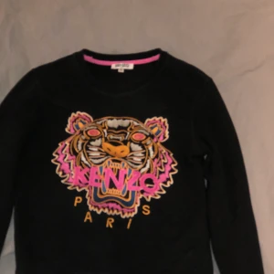 Kenzo tröja storlek S - Hej!!🥰 säljer min kenzo tröja som tyvärr blivit för liten på mig den är i storlek S men passar någon med storlek xs/s (Vet ej om den är äkta eller inte då jag har köpt den i en hemsida utomlands för 800kr)❤️