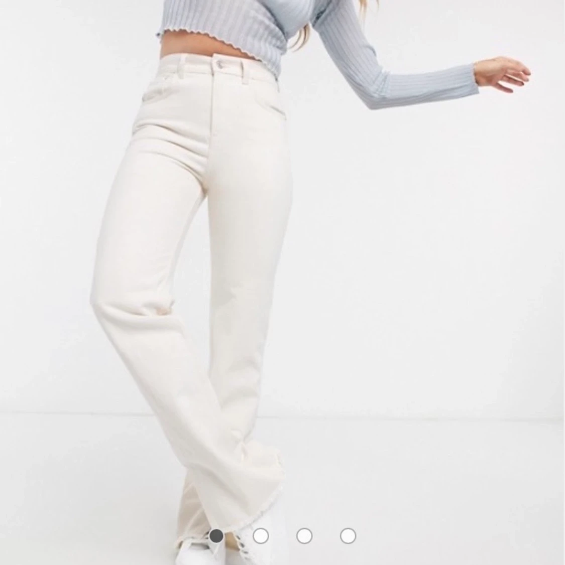 Sandfärgade jeans med slit