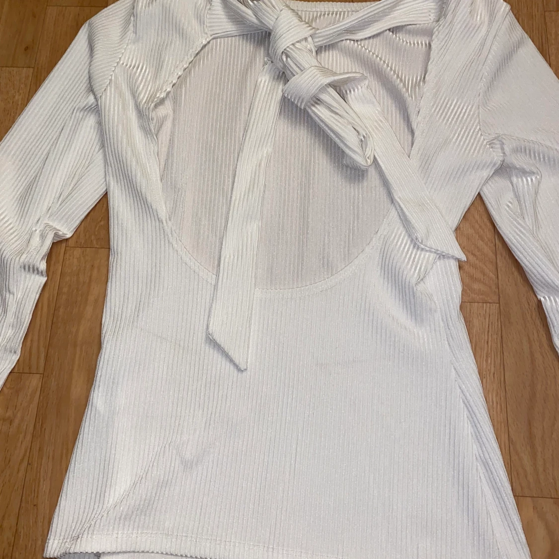 Vit tröja mee öppen rygg - 90