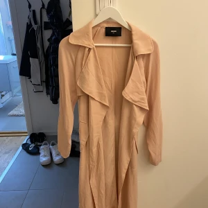 Ljusrosa kappa - Jättesöt ljusrosa kappa ifrån bikbok köpt förra året. Använd 1/2 ggr så väldigt sparsamt använd. Den är i storlek 34/xs passar även 36/s💕