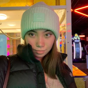 Acne Studios Mössa - Acne Studios mössa i ljusgrönt, bra skick! Nypris 1100kr säljer för 600kr.