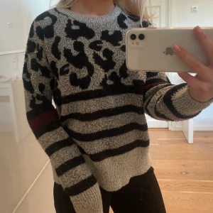 Stickad tröja - Skitsnygg stickad tröja från ONLY med leopard mönster, storlek xs🖤🖤 bra skick! 200kr + frakt