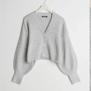 Knitted cardigan från gina  - En stickad cardigan från Gina i strl xs. Endast testad så i ny skick. 