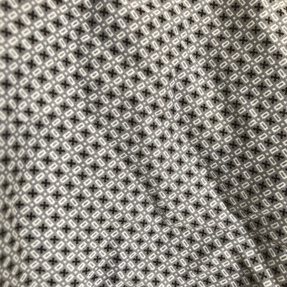 En kortärmad skjorta i lila mönster. SAMFRAKTAR. Skjortor.
